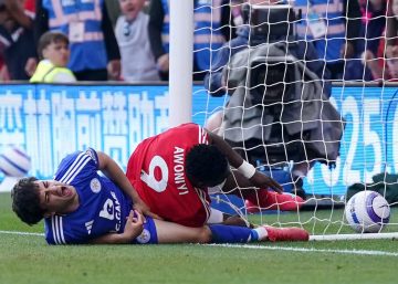 Taiwo Awoniyi após choque com a trave (Foto: Getty Images)