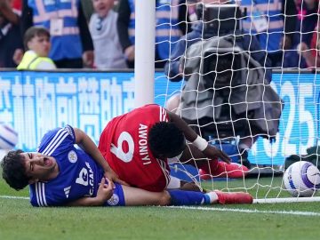 Taiwo Awoniyi após choque com a trave (Foto: Getty Images)