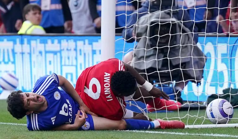 Taiwo Awoniyi, do Nottingham Forest, fica em coma induzido após cirurgia por ruptura intestinal