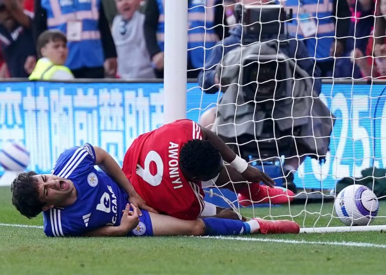 Taiwo Awoniyi após choque com a trave (Foto: Getty Images)