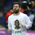 Lionel Messi com a camisa do PSG em homenagem à Pelé (Foto: Reuters)
