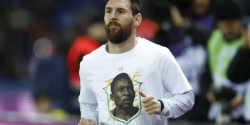 Lionel Messi com a camisa do PSG em homenagem à Pelé (Foto: Reuters)