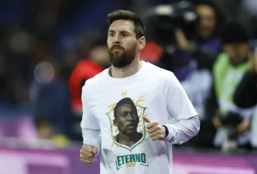 Lionel Messi com a camisa do PSG em homenagem à Pelé (Foto: Reuters)