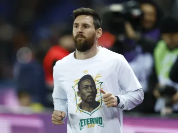 Lionel Messi com a camisa do PSG em homenagem à Pelé (Foto: Reuters)