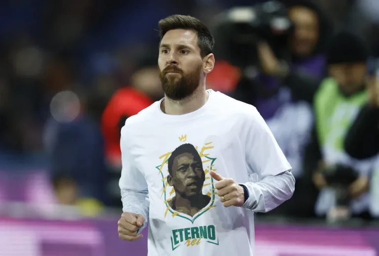 Lionel Messi com a camisa do PSG em homenagem à Pelé (Foto: Reuters)