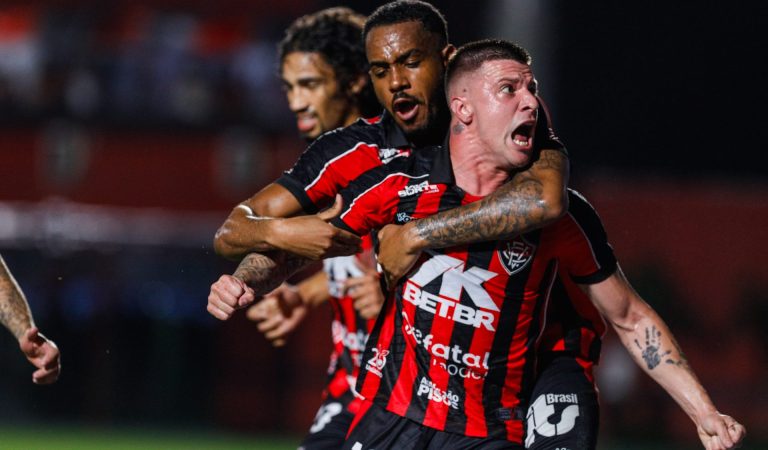Mesmo com um a mais, Vasco toma virada para Vitória