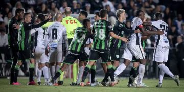 Discussão entre jogadores do Operário e do América-MG após acusação de injúria racial. Foto: Giovani Baccin/AGIF