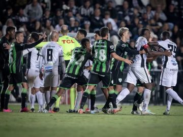 Discussão entre jogadores do Operário e do América-MG após acusação de injúria racial. Foto: Giovani Baccin/AGIF