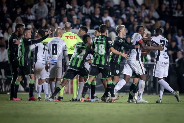 Discussão entre jogadores do Operário e do América-MG após acusação de injúria racial. Foto: Giovani Baccin/AGIF