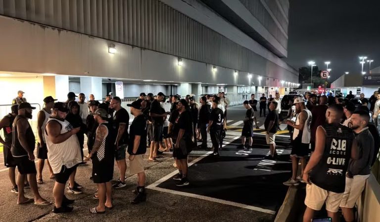 Vasco desembarca no Rio sob fortes protestos da torcida Vasco desembarca no Rio sob fortes protestos da torcida