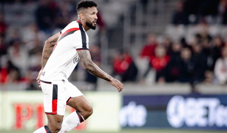 Wallace, do Atlético-GO, comemora retorno: “Noite mágica!”