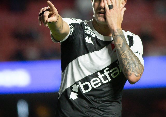 Vegetti sobe na artilharia do Vasco no século