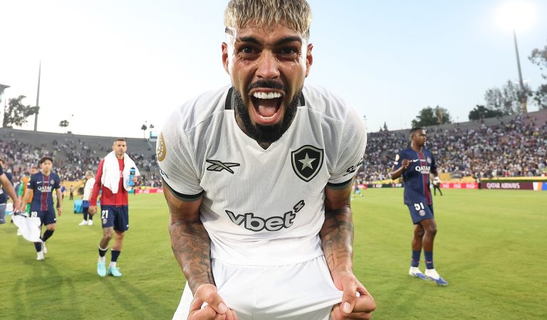 Botafogo vence PSG em partida emocionante e assume liderança