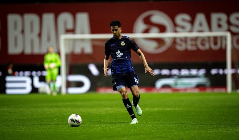 Weverson Costa, cria de Cotia, recebe propostas após não renovar com o Arouca Weverson Costa, cria de Cotia, recebe propostas após não renovar com o Arouca