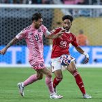 Messi disputa bola com jogador do Al-Ahly (Foto: Reprodução)