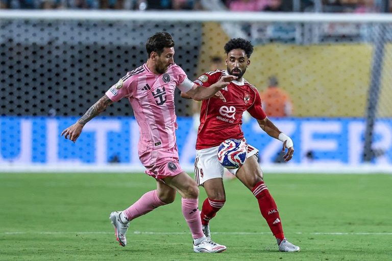 Messi disputa bola com jogador do Al-Ahly (Foto: Reprodução)