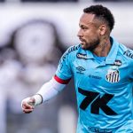 Neymar jogando pelo Santos, com a recém lançada camisa do clube