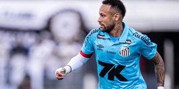 Neymar jogando pelo Santos, com a recém lançada camisa do clube