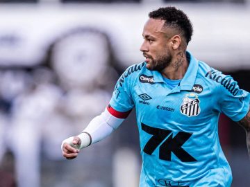 Neymar jogando pelo Santos, com a recém lançada camisa do clube