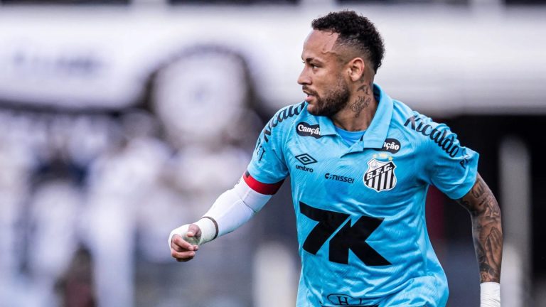 Neymar jogando pelo Santos, com a recém lançada camisa do clube