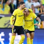 Davidson comemora gol diante do rival local na Superliga Chinesa (Foto: Divulgação)
