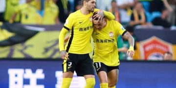 Davidson comemora gol diante do rival local na Superliga Chinesa (Foto: Divulgação)