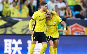 Davidson comemora gol diante do rival local na Superliga Chinesa (Foto: Divulgação)