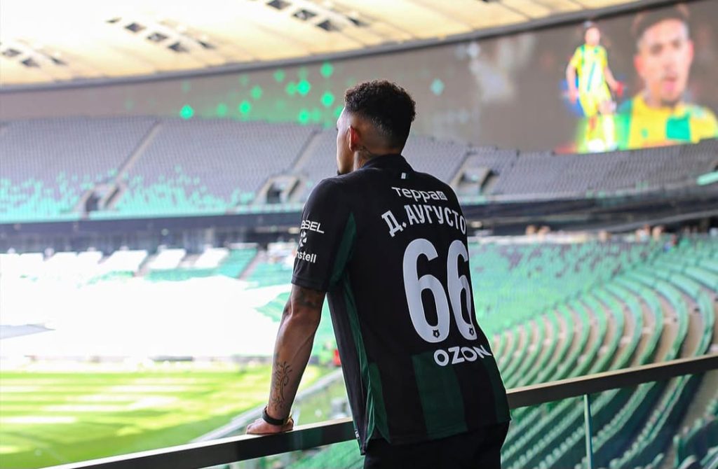 Douglas no estádio do Krasnodar, seu novo clube na Rússia