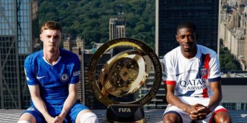 Cole Palmer e Dembelé posam com a taça do Mundial em Nova Iorque