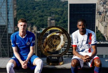 Cole Palmer e Dembelé posam com a taça do Mundial em Nova Iorque