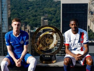 Cole Palmer e Dembelé posam com a taça do Mundial em Nova Iorque