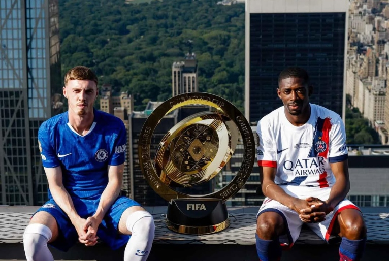 Cole Palmer e Dembelé posam com a taça do Mundial em Nova Iorque