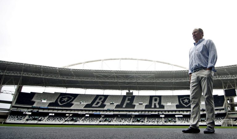 John Textor inicia saga em busca do técnico ideal para o Botafogo