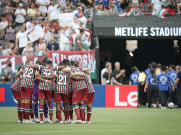 Jogadores do Fluminense reunidos durante o jogo contra o Ulsan HD, no MetLife Stadium. Foto: Marcelo Gonçalves/FFC.