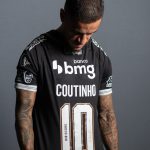 Philippe Coutinho com sua camisa de número 10 que herdou após a saída de Payet