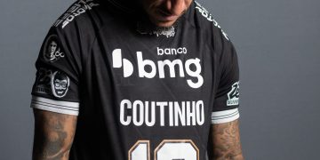 Philippe Coutinho com sua camisa de número 10 que herdou após a saída de Payet