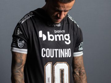 Philippe Coutinho com sua camisa de número 10 que herdou após a saída de Payet