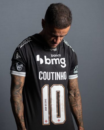 Philippe Coutinho com sua camisa de número 10 que herdou após a saída de Payet
