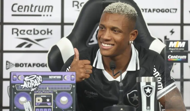 Danilo é apresentado pelo Botafogo e vestirá camisa 35 Danilo é apresentado pelo Botafogo e vestirá camisa 35