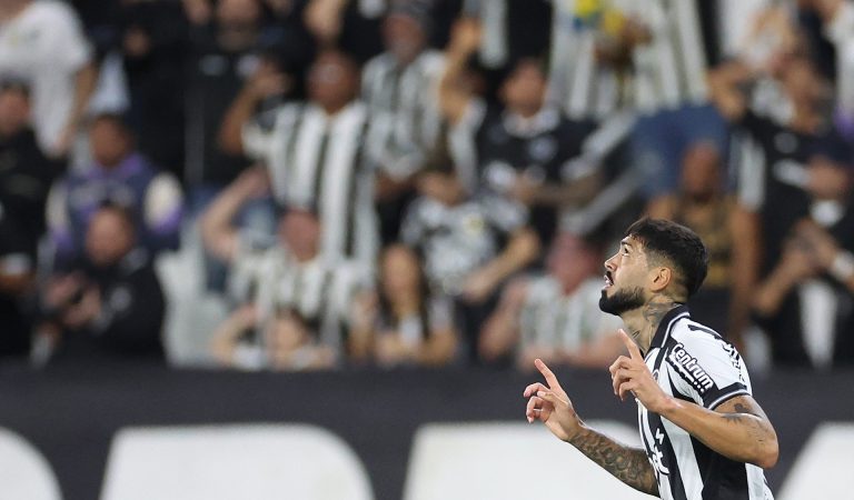 Botafogo vence Bragantino em casa e larga na frente do confronto