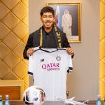 Roberto Firmino posa com a camisa do Al Sadd