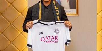 Roberto Firmino posa com a camisa do Al Sadd