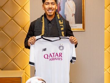 Roberto Firmino posa com a camisa do Al Sadd