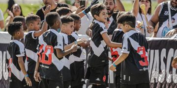 Elenco do Vasco comemora vitória na estreia da IberCup