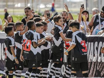 Elenco do Vasco comemora vitória na estreia da IberCup