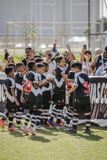 Elenco do Vasco comemora vitória na estreia da IberCup