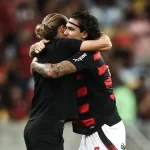 Pedro e Filipe Luís se abraçam após vitória do Flamengo no Maracanã