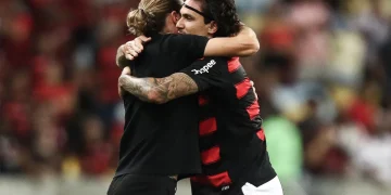 Pedro e Filipe Luís se abraçam após vitória do Flamengo no Maracanã