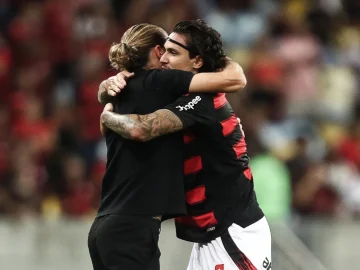 Pedro e Filipe Luís se abraçam após vitória do Flamengo no Maracanã