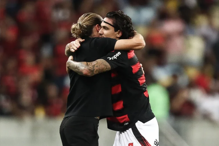 Pedro e Filipe Luís se abraçam após vitória do Flamengo no Maracanã
